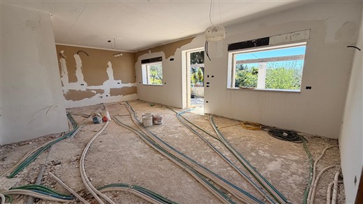 Villa In Fase Di Ristrutturazione, 4 Vani, Trullo e Garage. Poco Distante.